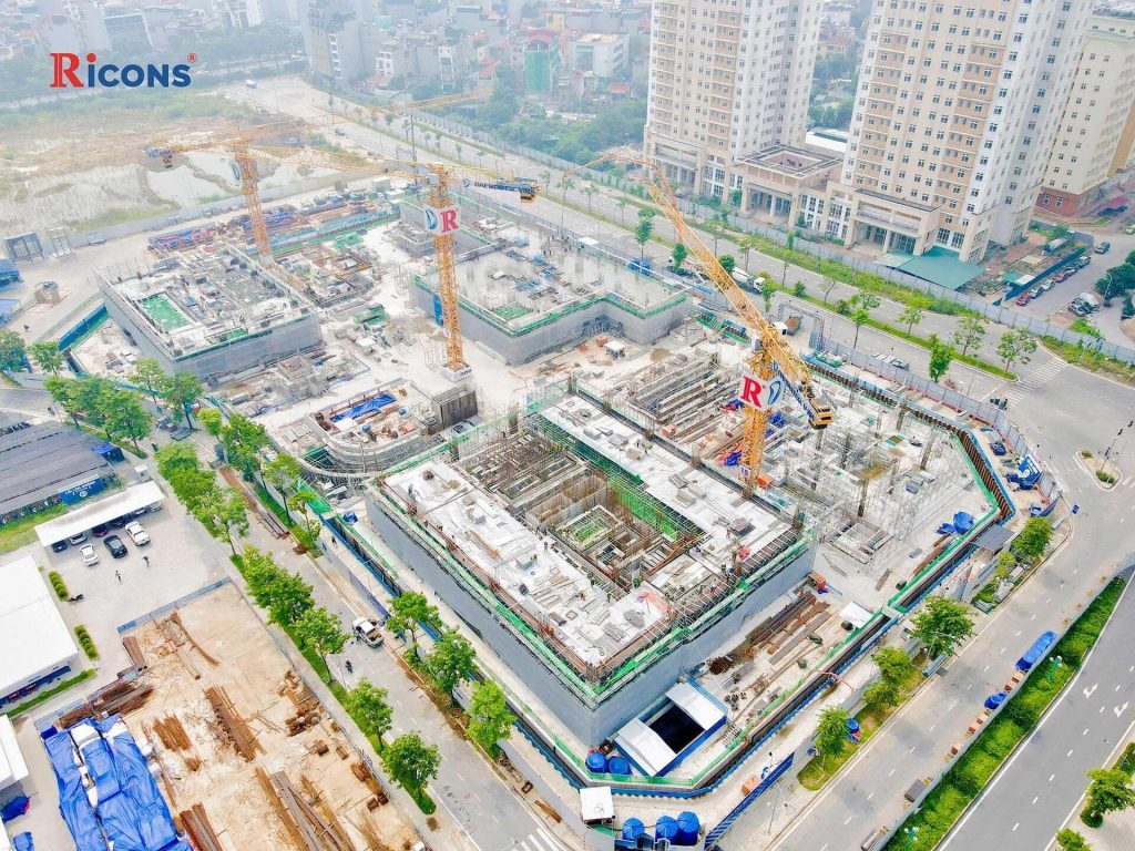 Tiến độ thi công tháng 10/2025: Hệ thống cẩu tháp, công trường hoạt động nhộn nhịp,